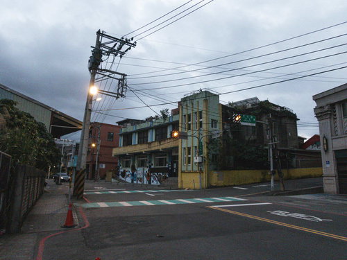 台湾・新北市の鶯歌駅周辺の街並み、夕暮れの交差点の風景