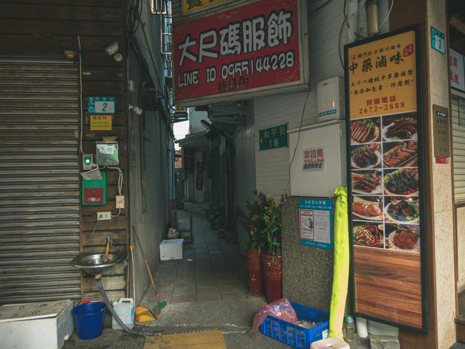台湾・新北市の鶯歌駅近くの飲食店が建ち並ぶ路地裏。赤い看板と食堂の店先が見える。