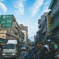 新北市鶯歌駅周辺の商店街を埋め尽くすバイカーと人々の写真