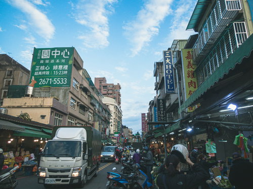 新北市鶯歌駅周辺の商店街を埋め尽くすバイカーと人々