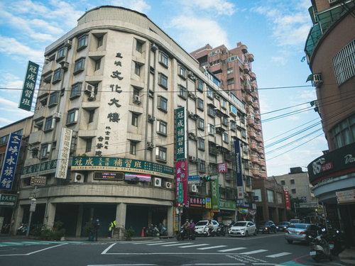 台湾・新北市鶯歌駅前の文化大樓と街並み