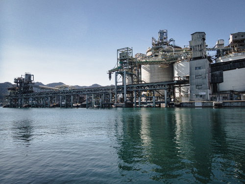 佐伯市の海上に浮かぶ廃工場の産業遺産