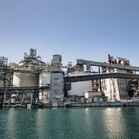 佐伯市の海上に立つ廃工場の写真