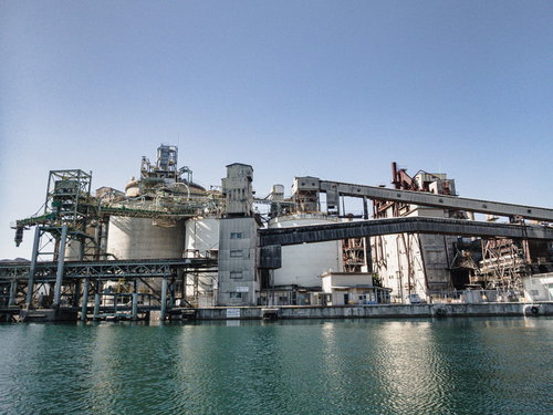 佐伯市の海上に立つ廃工場