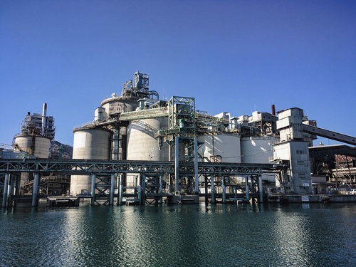 廃工場が映り込むさざ波と反射 佐伯市の産業遺産