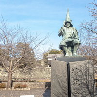 石台座に建つ清正公の青銅製銅像の写真