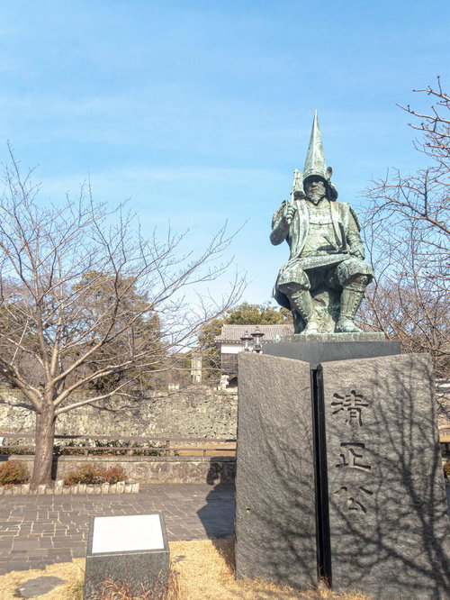 石台座に建つ清正公の青銅製銅像
