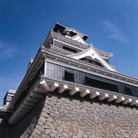 熊本城の天守閣と青空（夏）の写真