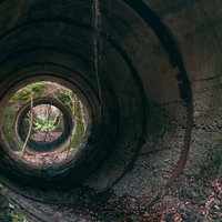 廃発電所のコンクリート製円筒状遺構と奥行き構造の写真