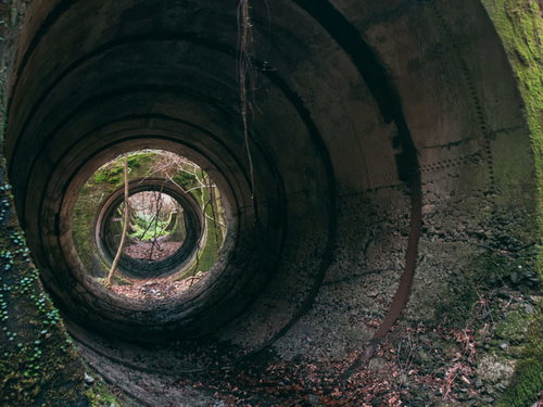 廃発電所のコンクリート製円筒状遺構と奥行き構造