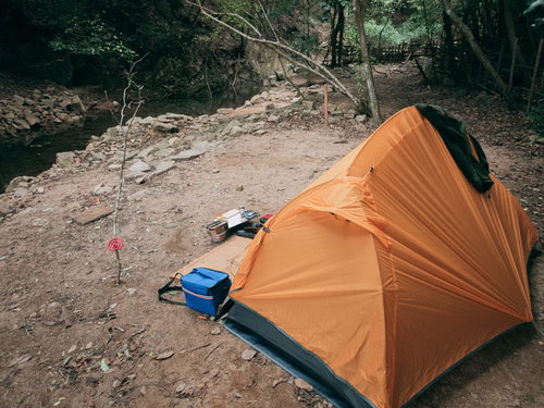 小川沿いの区画に張るオレンジ色のテント