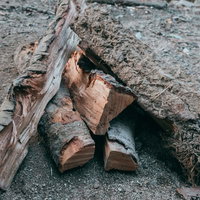 焚火用に準備した薪と木材の積み重ねた状態の写真