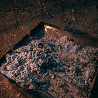 キャンプの焚き火で残った灰と炭の燃えカスの写真