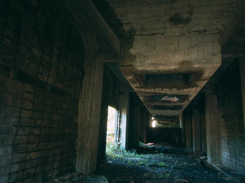 炭鉱の貯炭槽とホッパー、コンクリート製の階段状貯蔵施設