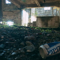 廃炭鉱に散乱する空き缶と産業遺産の廃墟、ポイ捨てされたゴミの写真