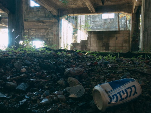 廃炭鉱に散乱する空き缶と産業遺産の廃墟、ポイ捨てされたゴミ