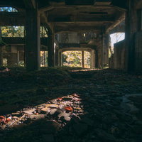 廃墟と化した炭鉱の坑道に差し込む光と地層の痕跡の写真