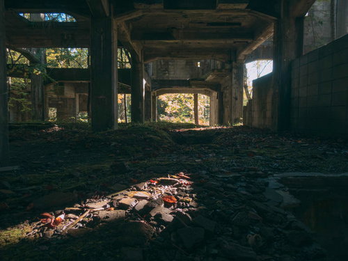 廃墟と化した炭鉱の坑道に差し込む光と地層の痕跡