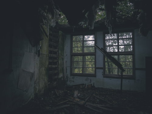 壁が剥がれ落ちて朽ちる薄気味悪い廃墟の室内