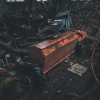 廃墟に不法投棄されたゴミの山と錆びた金属製ガラクタの写真