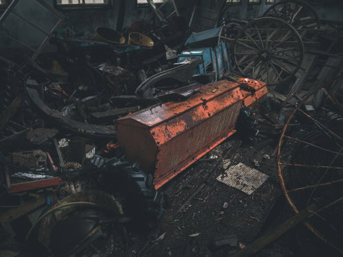 廃墟に不法投棄されたゴミの山と錆びた金属製ガラクタ