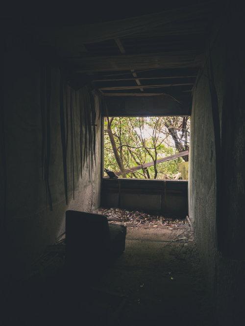 廃墟の窓辺に置かれた椅子
