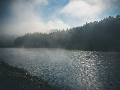 川面に立ち込める蒸気霧の朝景