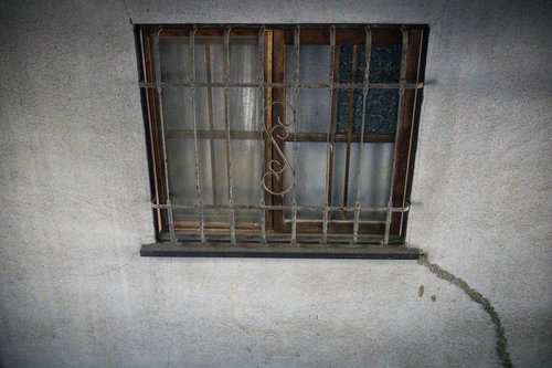 鉄格子のはまった古い小窓