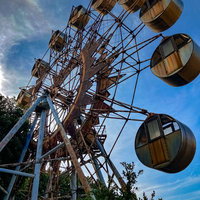青空の下に静かに佇む台湾の錆びついた観覧車の写真