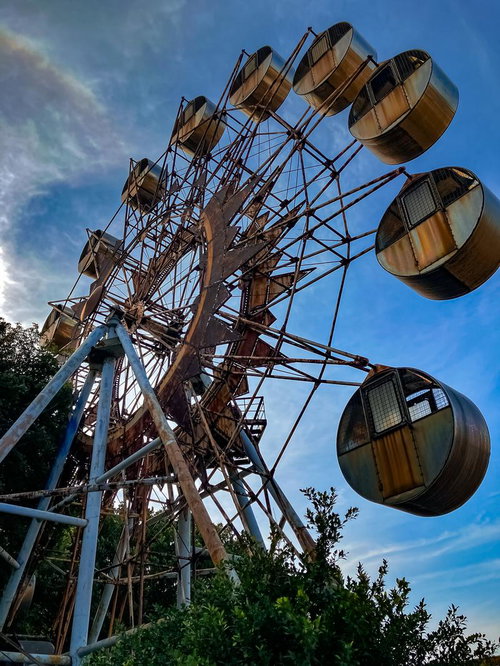 青空の下に静かに佇む台湾の錆びついた観覧車