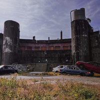 無言で佇む役目を終えた建物と廃車、台湾の石頭公園に残された産業遺産の写真