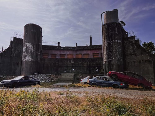 無言で佇む役目を終えた建物と廃車、台湾の石頭公園に残された産業遺産