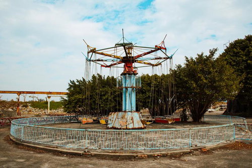 廃墟となった台湾の遊園地に残る錆びた回転ブランコ