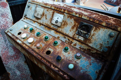 激しく錆びついた操作盤と計器の制御パネル