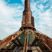台湾の廃遊園地に残された鉄の遺産、錆びた巨大ロケット遊具の写真
