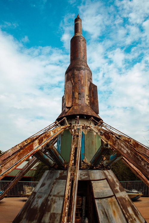 台湾の廃遊園地に残された鉄の遺産、錆びた巨大ロケット遊具