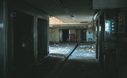 光が差し込む廃墟の室内 - ボロボロに崩れた壁と瓦礫が散乱