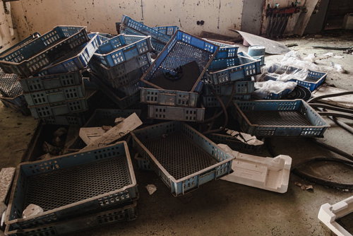 不法投棄されたボロボロの廃コンテナーの痕跡