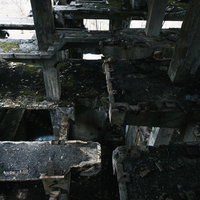 剥き出しの躯体と鉄筋が露出した廃墟の痕跡の写真