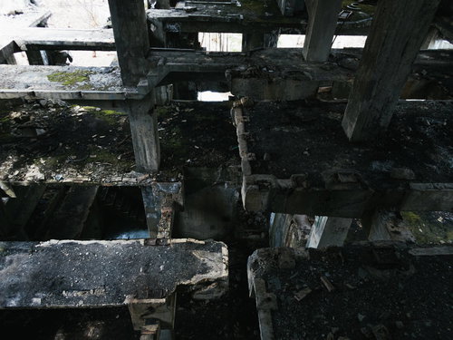 剥き出しの躯体と鉄筋が露出した廃墟の痕跡