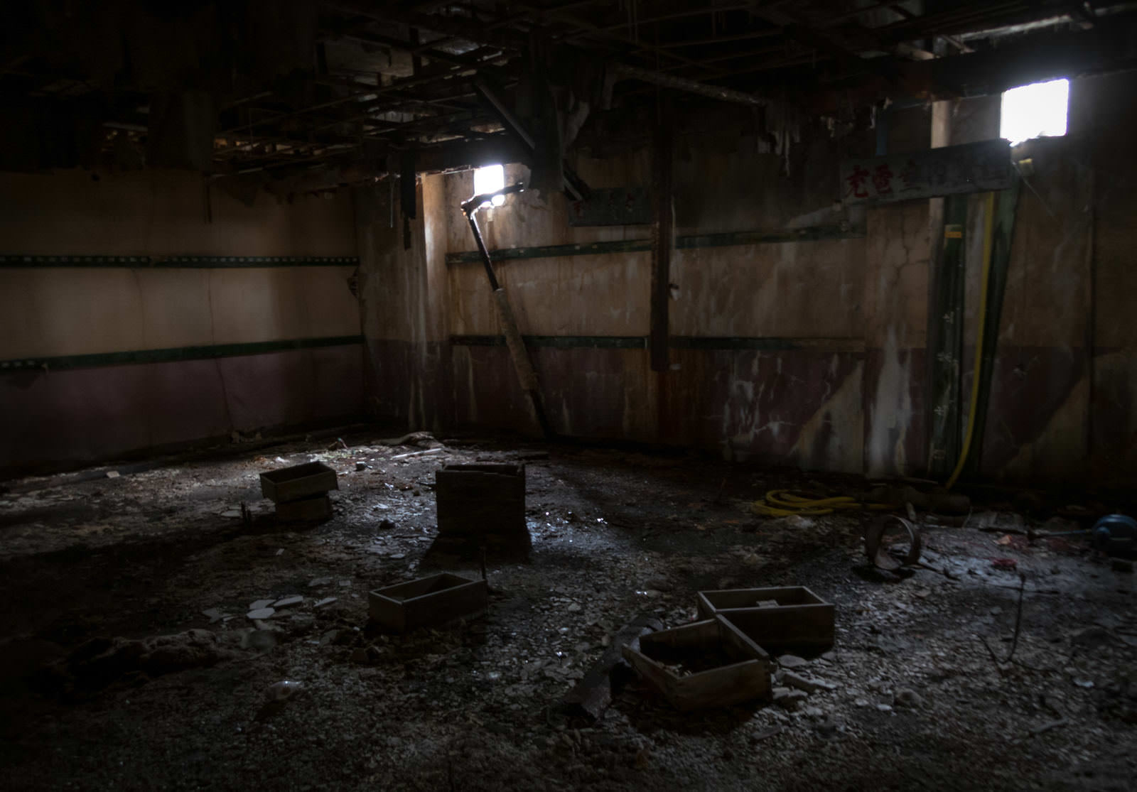 荒廃した建物内部に窓から光が差し込む様子