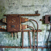 錆び付いた工業機器と配管、廃墟の産業遺産を記録した劣化メタルパネルの写真