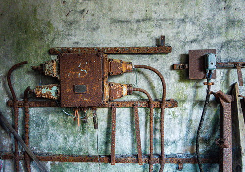 錆び付いた工業機器と配管、廃墟の産業遺産を記録した劣化メタルパネル