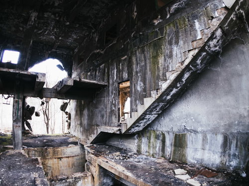 コンクリート躯体が露出した不気味でボロボロの階段と壁