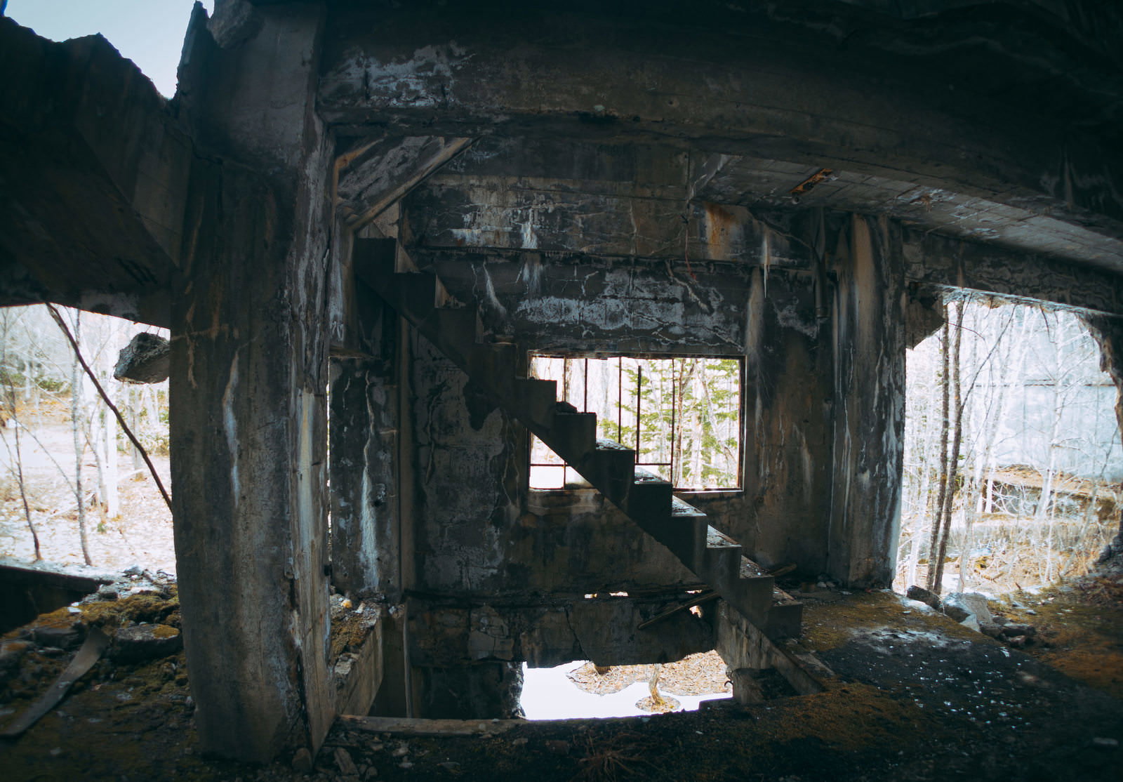 荒廃して残った階段の躯体