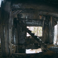 コンクリート製の荒廃して残った階段の躯体の写真