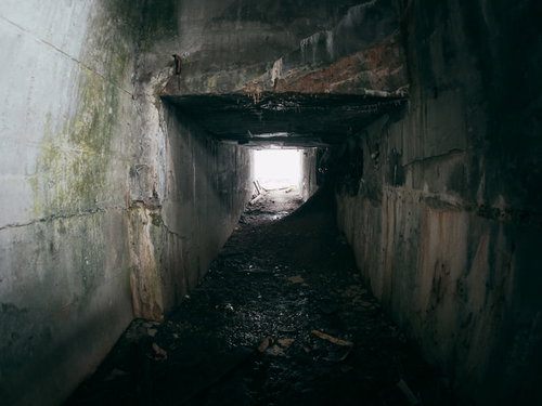劣化したコンクリート躯体が露出した地下トンネルの空洞