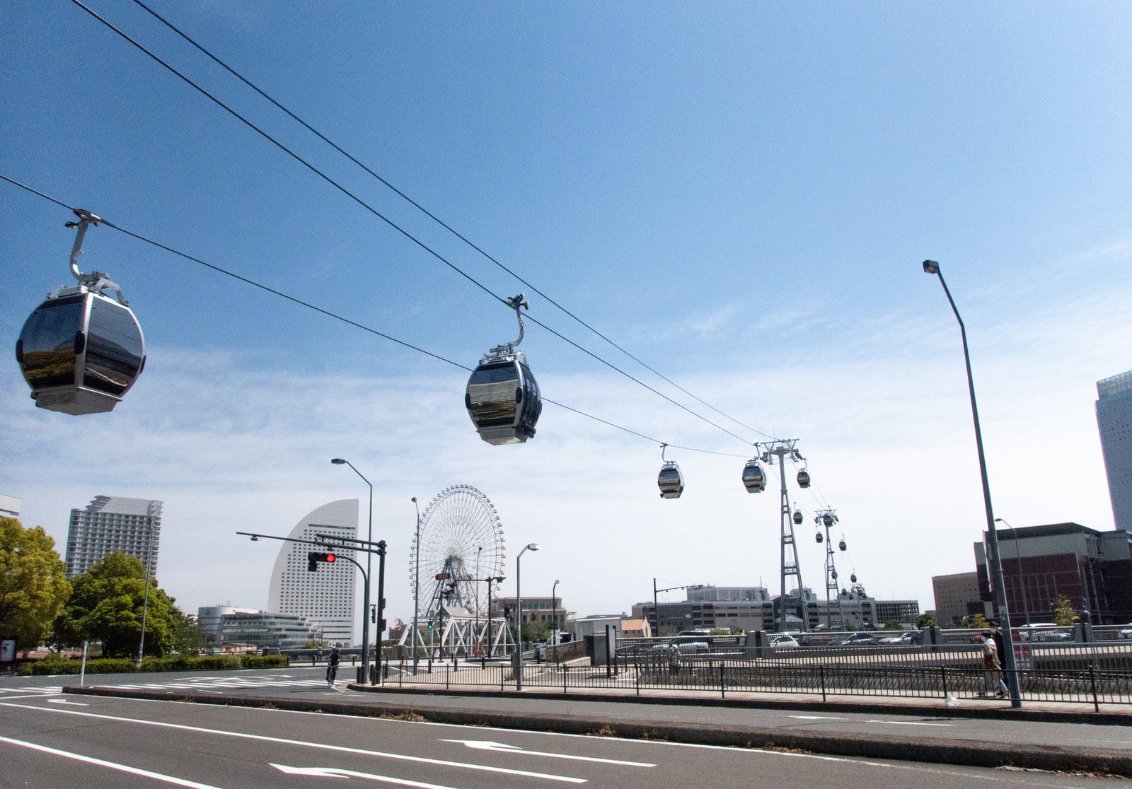 青空の下を運行するYOKOHAMA AIR CABINのゴンドラ