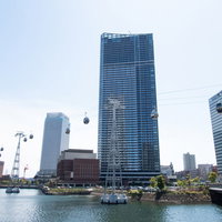 都市型循環式ロープウェイ（ヨコハマ・エア・キャビン）と横浜の高層ビル群の写真