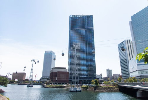 都市型循環式ロープウェイ（ヨコハマ・エア・キャビン）と横浜の高層ビル群